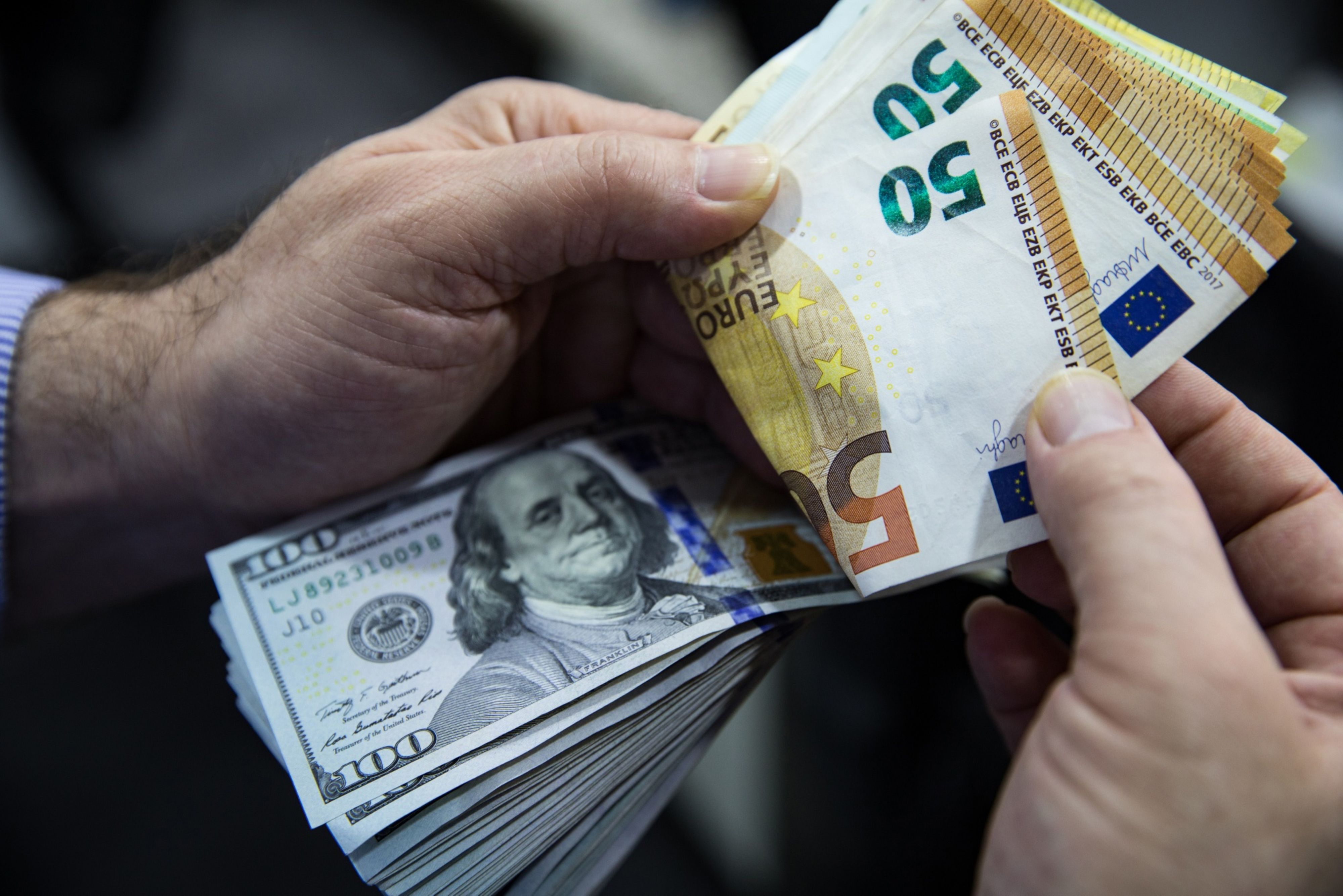 Billetes de euro y dólar juntos.