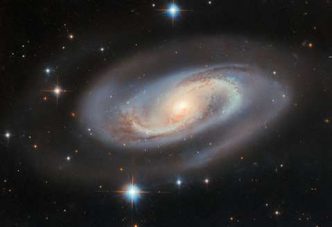 Hubble captura imagen de una galaxia con un agujero negro que crece en su centro