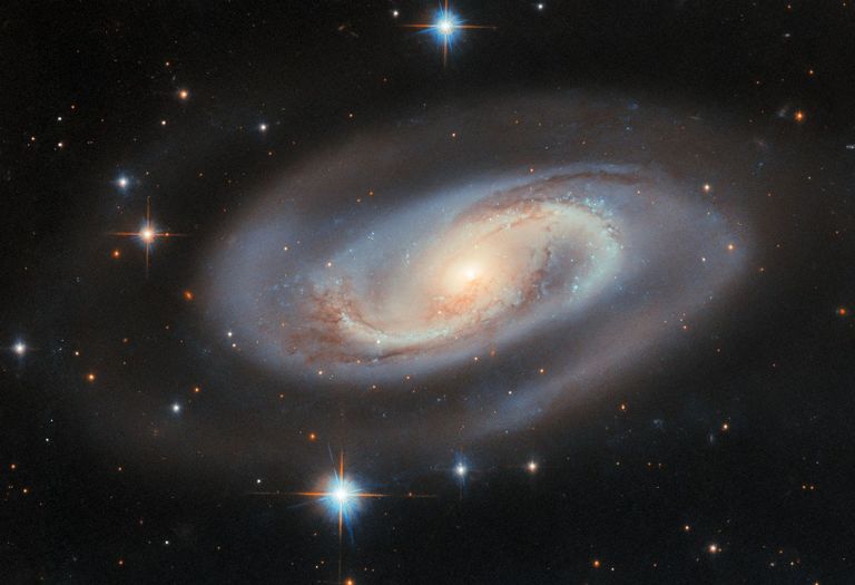 Hubble captura imagen de una galaxia con un agujero negro que crece en su centro