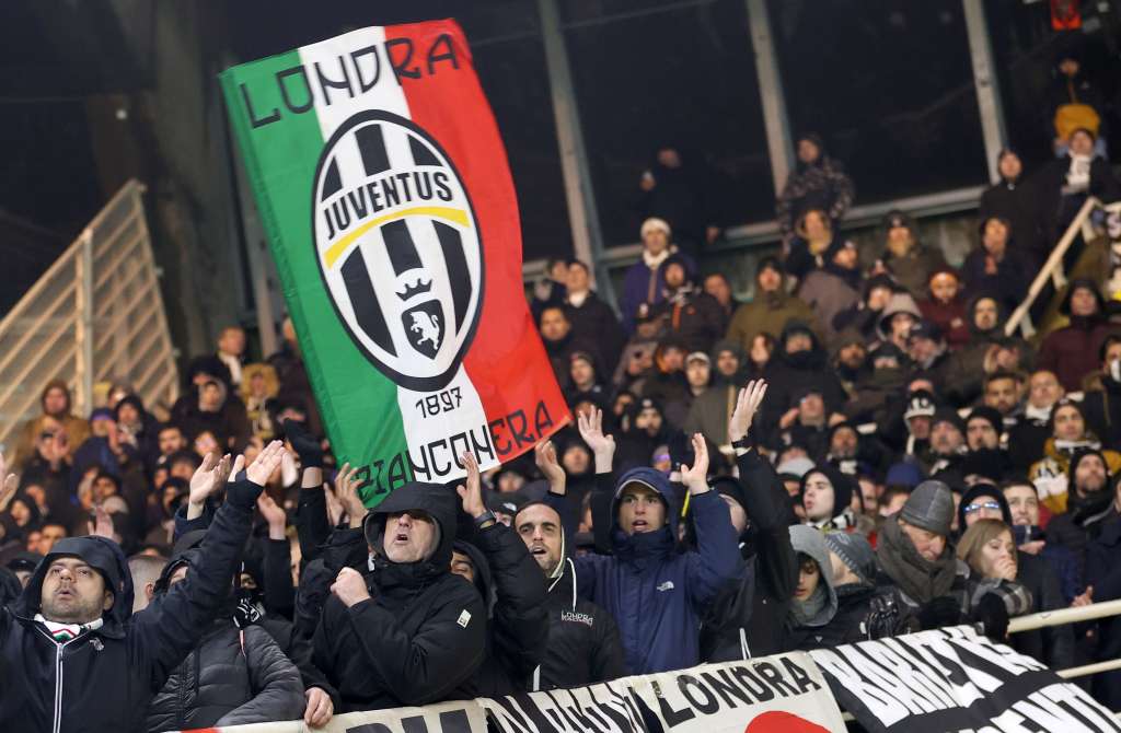 Nantes (France), 23/02/2023.- Fans of Juventus cheer on their team during the UEFA Europa League play-off, 2nd leg match between FC Nantes and Juventus Turin in Nantes, France, 23 February 2023. (Francia) EFE/EPA/Mohamad Badra