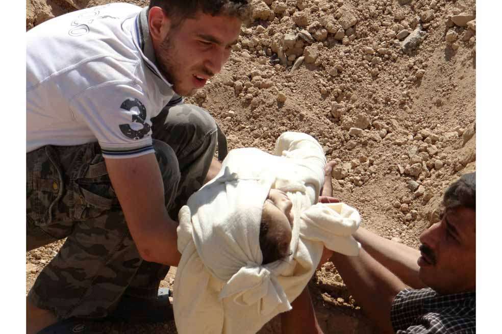 Una imagen de la agencia de noticias siria Shaam muestra a un menor que murió a causa de lo que los opositores consideran un ataque con armas químicas por parte de las fuerzas oficiales.  / AFP