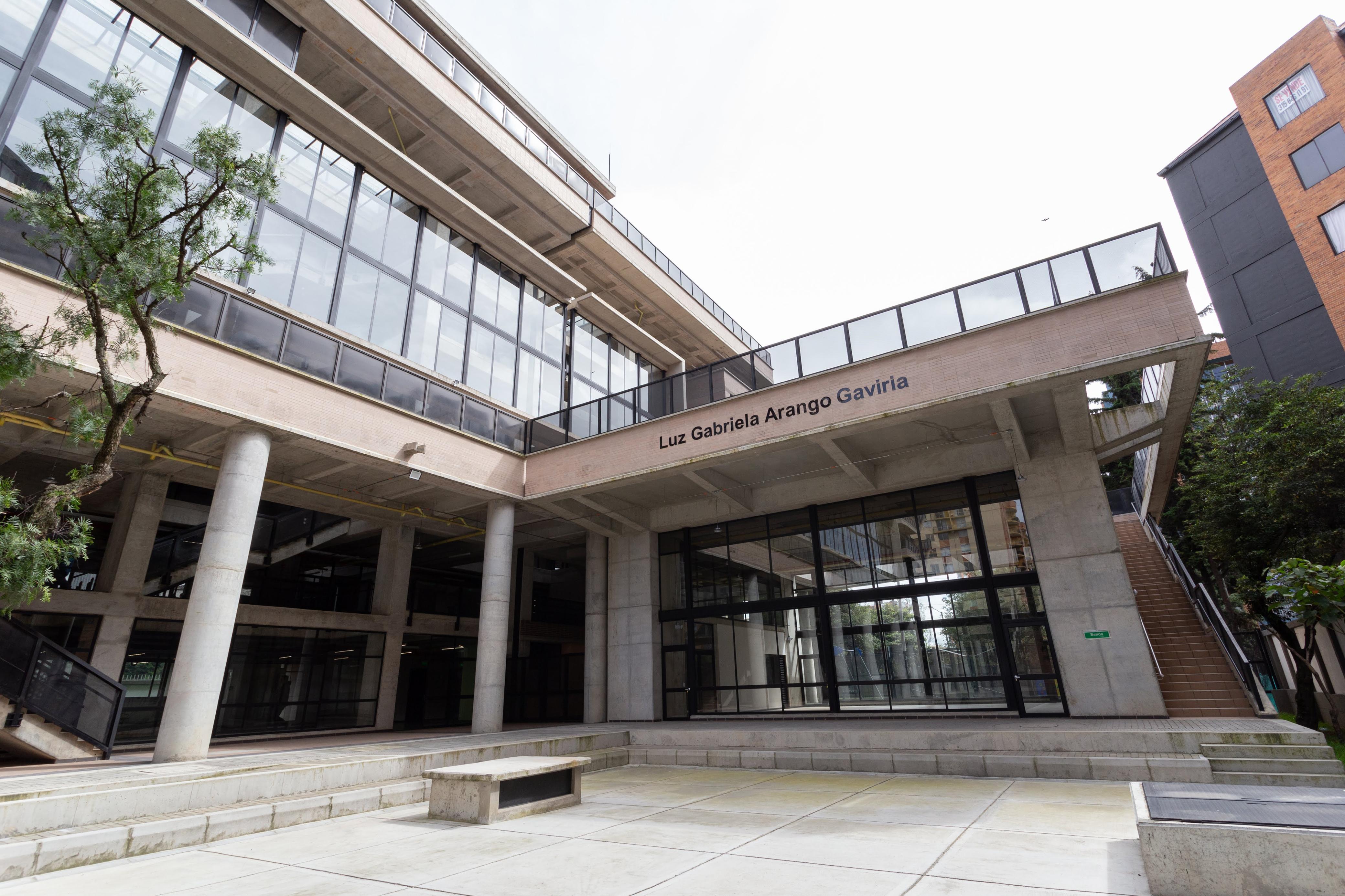 El centro educativo usará fuentes de energía no convencionales con 54 paneles solares.