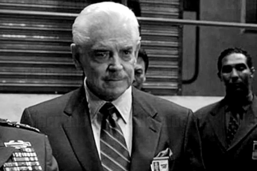 El actor estadounidense interpretó a Henry Balkan, el Presidente de la Junta Directiva de OSCORP en la cinta “Live Action” de “Spiderman” estrenada en el año 2002.
