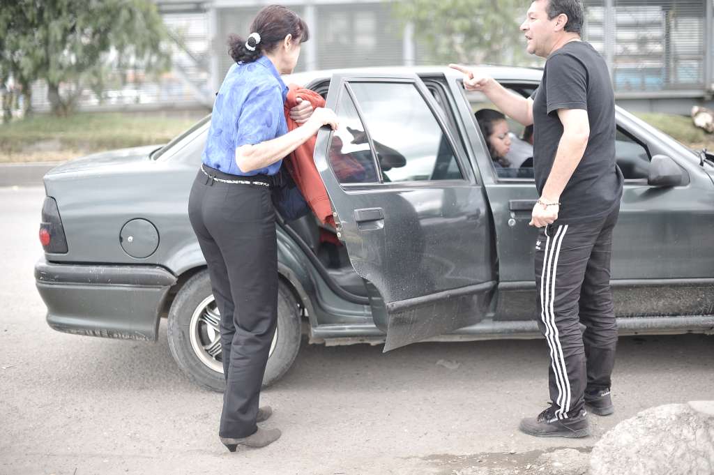 Personas buscan como transportarse en el municipio de Soacha (Colombia), durante una jornada de protestas del gremio transportador por el alza en el precio de los combustibles y el mal estado en la vías. El paro se levantó tras la reunión de la Alcaldía Municipal con representantes de los transportadores, del Ministerio de Transporte y la Secretaría de Movilidad de Soacha.
