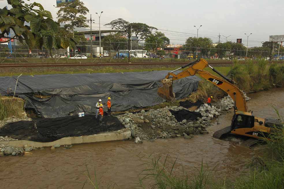 Este muro de contención ubicado entre las estaciones del metro Ayurá y Envigado se derrumbó y obligó el cese de operaciones en seis paradas del metro. / Luis Benavides