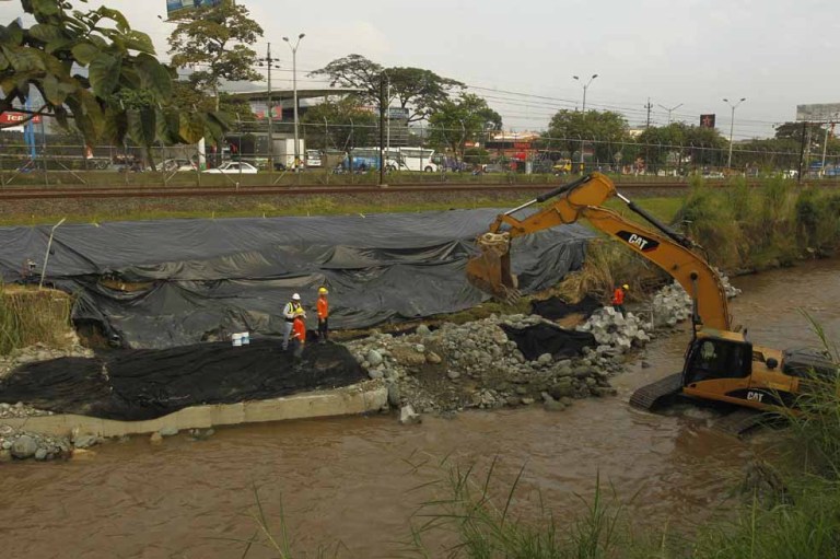 Descuido del río Medellín, causa del colapso del metro