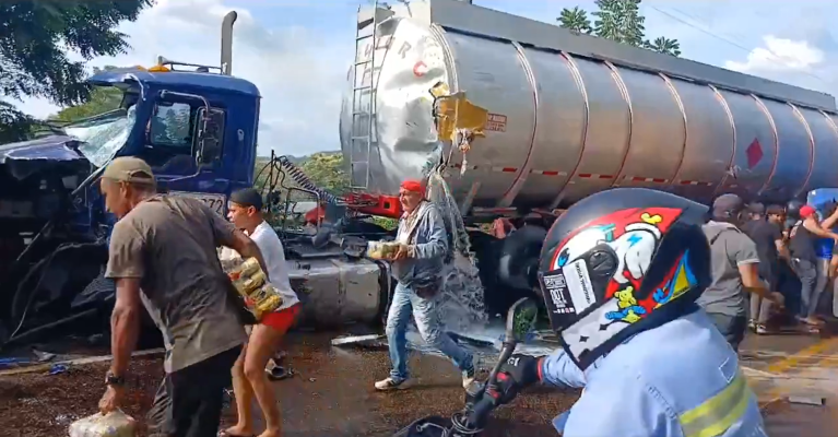Saquearon camión de cerveza que chocó con otro de ACPM en San Jacinto, Bolívar