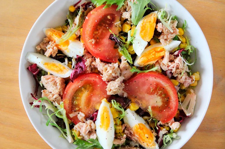 Ensalada de atún con yogurt, una receta muy fácil y rápida