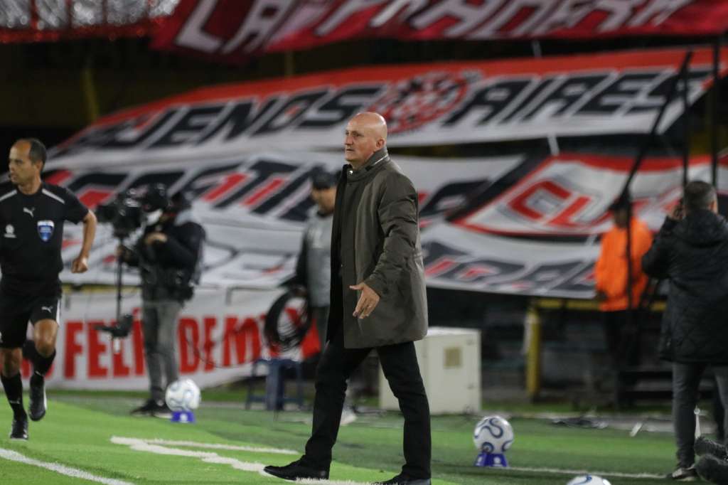 Técnico de Santa Fe durante el compromiso ante River Plate de Argentina por Copa Conmebol Sudamericana en el Estadio El Campin de Bogotá