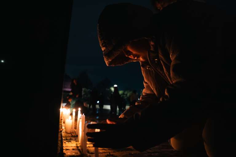 Por su parte, el cabo primero Andrés Alberto Restrepo envió un mensaje a las madres e hijos de los uniformados que murieron. “Es duro, porque realmente el dolor lo tienen ellos. Cualquier palabra es muy simple, pero lo único que les podría decir es fortaleza y que busquen refugio en el Señor Jesús. También es muy duro escuchar testimonios de personas que estaban esperando unos días para irse de vacaciones. Vi un testimonio duro de un padre que no conocía a su hija que ya había nacido, una madre que perdió a sus dos hijos. Eso le toca el corazón a cualquiera”.