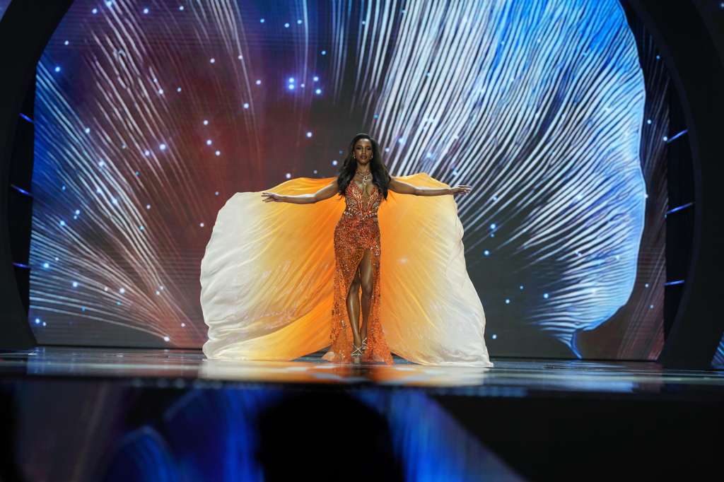 BANGKOK, 24/11/2025.- La delegada de Jamaica en el Miss Universo 2025, Gabrielle Henry, muestra signos de franca mejoría en el hospital, cinco días después de sufrir una caída durante la competición preliminar del certamen, según informó este lunes el presidente del concurso de belleza, Raúl Rocha. En Instagram, el empresario mexicano publicó un comunicado para "abordar las especulaciones recientes" sobre el estado de salud de Henry, de 29 años, quien cayó desde un metro de altura en un orificio del escenario, al término de su desfile en traje de gala, por lo que fue sacada del lugar en camilla rumbo al hospital EFE/ Miss Universo/Prasad Pathak /SOLO USO EDITORIAL/SOLO DISPONIBLE PARA ILUSTRAR LA NOTICIA QUE ACOMPAÑA (CRÉDITO OBLIGATORIO)