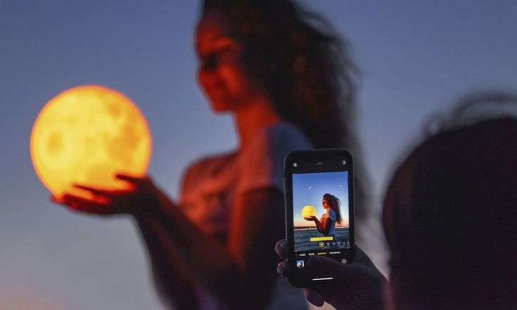 Estos celulares hacen magia en la noche al tomar fotos. Descubre que los hace tan especiales y lo importante de una cámara nocturna.