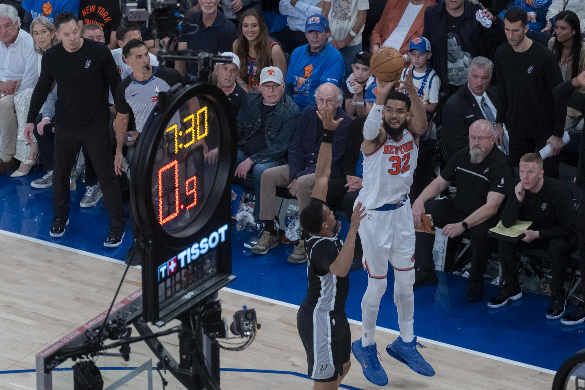 AME648. NUEVA YORK (ESTADOS UNIDOS), 10/06/2026.- Karl-Anthony Towns (arriba) lanza el balón este miércoles, en el cuarto partido de las finales de la NBA entre New York Knicks y San Antonio Spurs, en Nueva York (Estados Unidos). EFE/ Ángel Colmenares