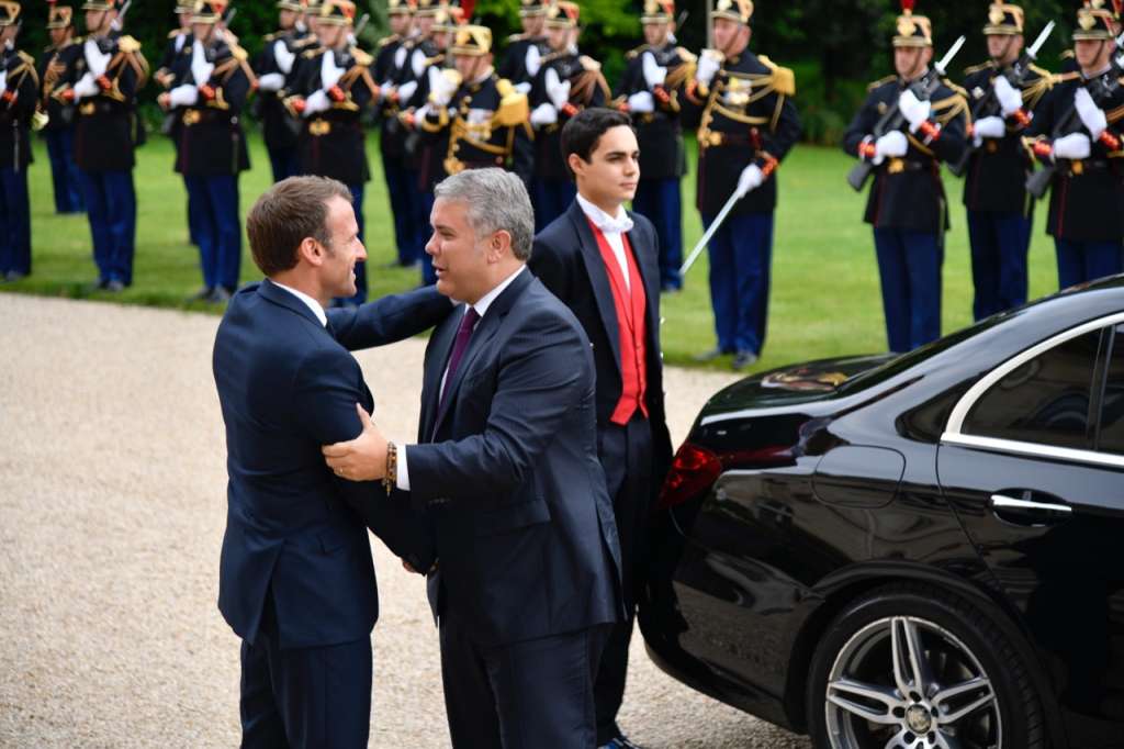 El presidente Duque saluda al presidente de Francia, Emmanuel Macron, durante su visita a ese país. / SIG