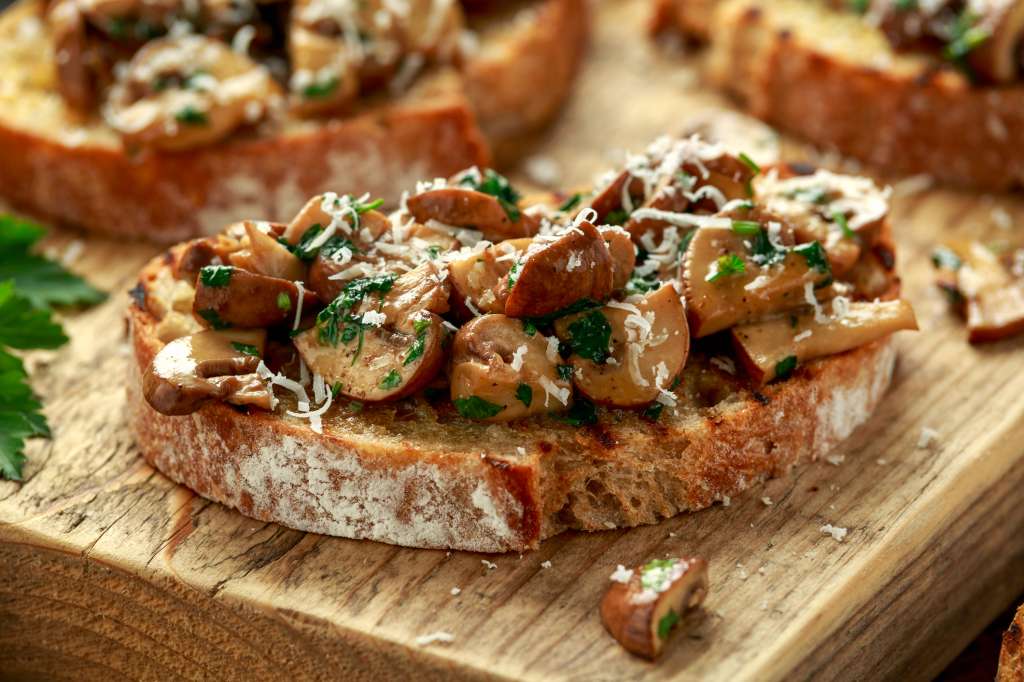 Tostada de champiñones al ajillo