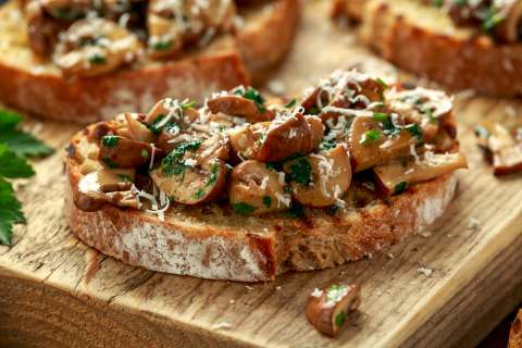 Aquí está la receta para preparar tostadas de champiñones al ajillo