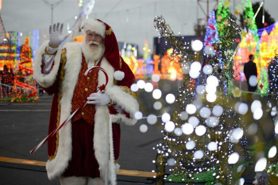 Un hombre disfrazado de Papá Noel saluda a los visitantes durante la apertura del festival nocturno Global Winter Wonderland, en Atlanta