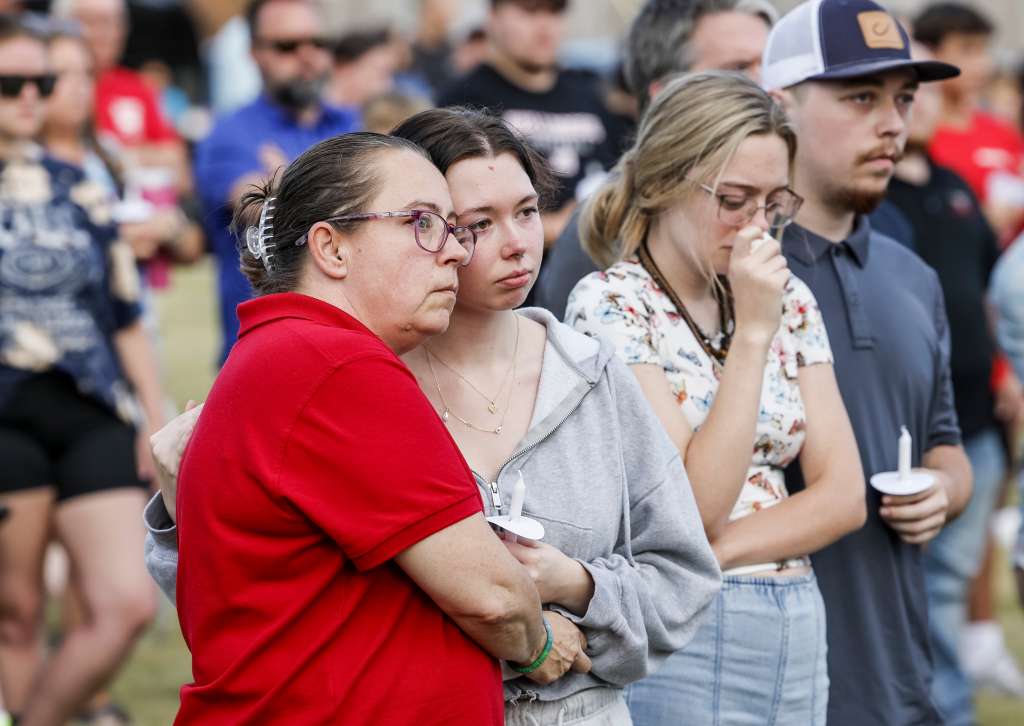 Winder (United States), 04/09/2024.- People gather during a vigil for the victims of a school shooting that took place earlier today at Apalachee High School in Winder, Georgia, USA, 04 September 2024. According to the Georgia Bureau of Investigation four people were killed, nine people were injured, and the suspect is in custody. EFE/EPA/ERIK S. LESSER