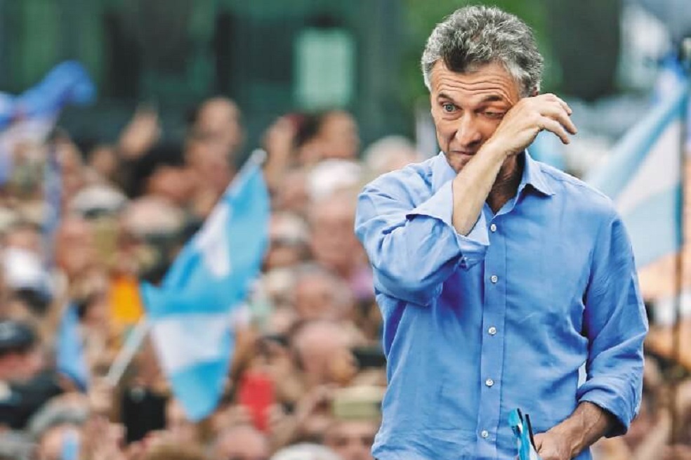 Mauricio Macri se despide de sus partidarios en un evento político en la Casa Rosada, en Buenos Aires. / AFP