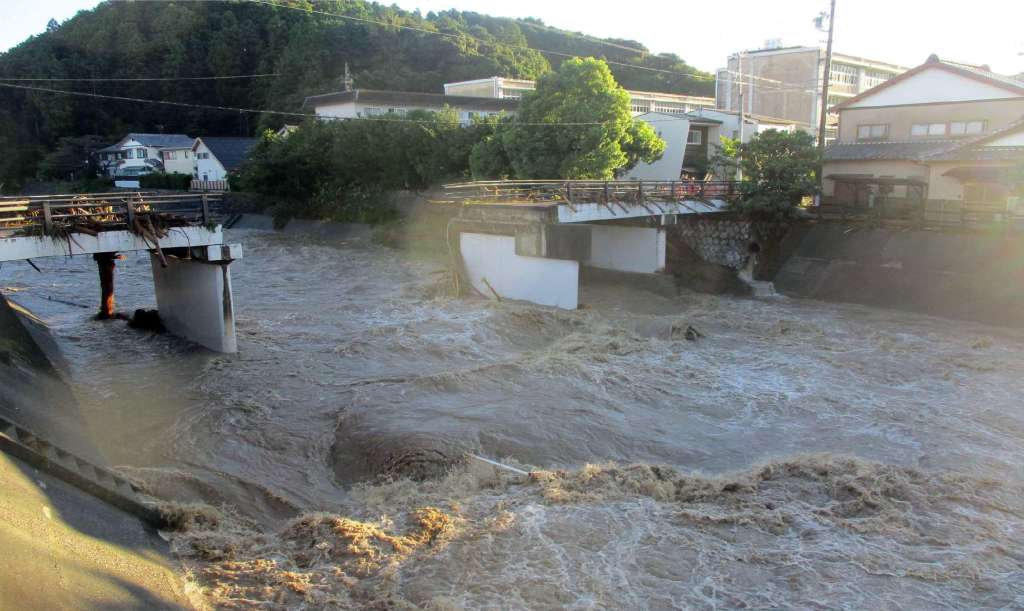 Hamamatsu (Japan), 23/09/2022.- A handout photo made available by the city of Hamamatsu via Jiji Press shows a collapsed bridge due to heavy rain generated by typhoon Talas in Hamamatsu, Shizuoka Prefecture, Japan, 24 September 2022. Typhoon Talas triggered record rainfall over Shizuoka Prefecture and one person died due to a landslide. (Japón) EFE/EPA/HAMAMATSU CITY / JIJI PRESS / HANDOUT JAPAN OUT HANDOUT EDITORIAL USE ONLY/NO SALES