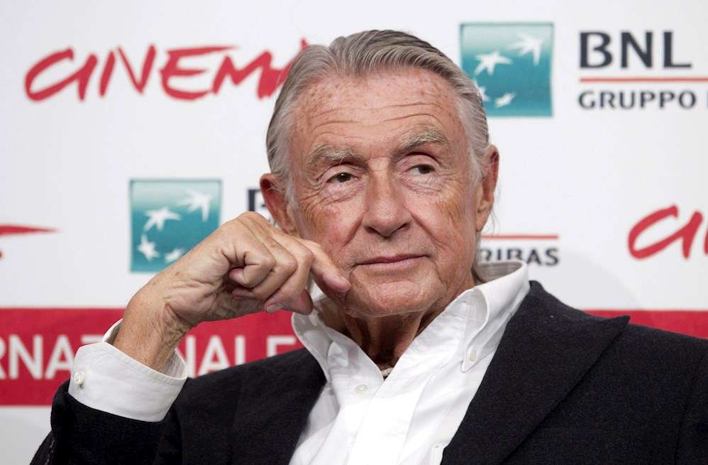 Joel Schumacher tomó el relevo de la  franquicia "Batman" de Tim Burton, y su primer trabajo protagonizado por Val Kilmer tuvo un buen rendimiento en taquilla.