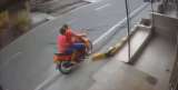Mujer tiró a un menor de una moto y por poco es arrollado por un carro