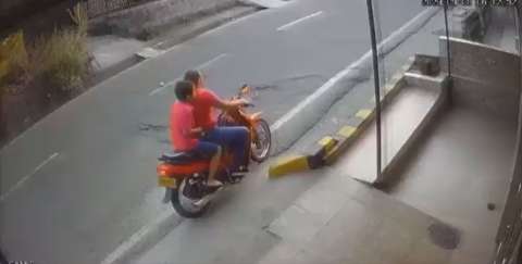 Mujer tiró a un menor de una moto y por poco es arrollado por un carro