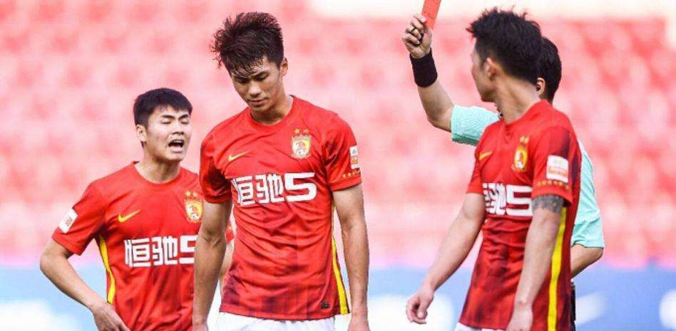 Escenas de la última temporada de Guangzhou en la élite del fútbol chino.