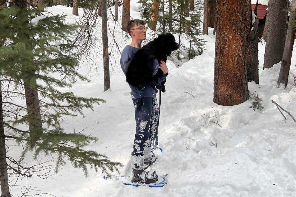 Hombre y su perro encuentran a una mascota perdida en medio de la nieve.