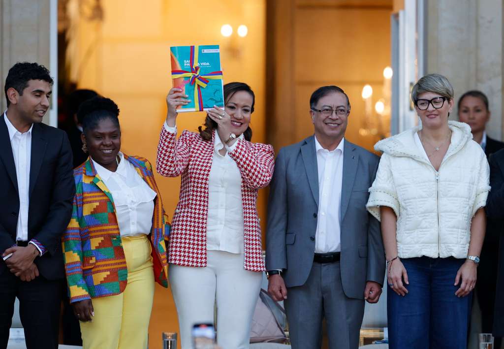 AME4392. BOGOTÁ (COLOMBIA), 13/02/2023.- (i-d) El presidente de la Cámara de Representantes, David Racero; la vicepresidenta de Colombia, Francia Márquez; la ministra de Salud, Carolina Corcho; el presidente de Colombia, Gustavo Petro, y la primera dama, Verónica Alcocer, posan hoy con el texto de la reforma a la salud durante el acto público de su radicación ante el Congreso, en Bogotá (Colombia). El Gobierno colombiano presentó este lunes la reforma de la salud, que lleva semanas causando debates en el país, y con la que pretende, si se aprueba en el Congreso, llevar la atención sanitaria a todos los rincones y fortalecer la atención primaria y la prevención de enfermedades. EFE/ Mauricio Dueñas Castañeda