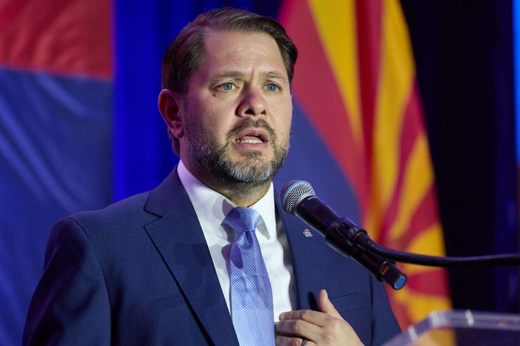 Phoenix (United States), 06/11/2024.- Democratic candidate for US Senate Ruben Gallego speaks at the 2024 Arizona Democratic Party Election Night Watch Party on Election Day in Phoenix, Arizona, USA, 05 November 2024. Voters across the country are casting ballots today for President of the United States in a tightly contested race between Republican presidential candidate Donald J. Trump and Democratic presidential candidate US Vice President Kamala Harris, as well as for candidates in Senate and Congressional races. (Elecciones, Estados Unidos, Fénix) EFE/EPA/ALLISON DINNER