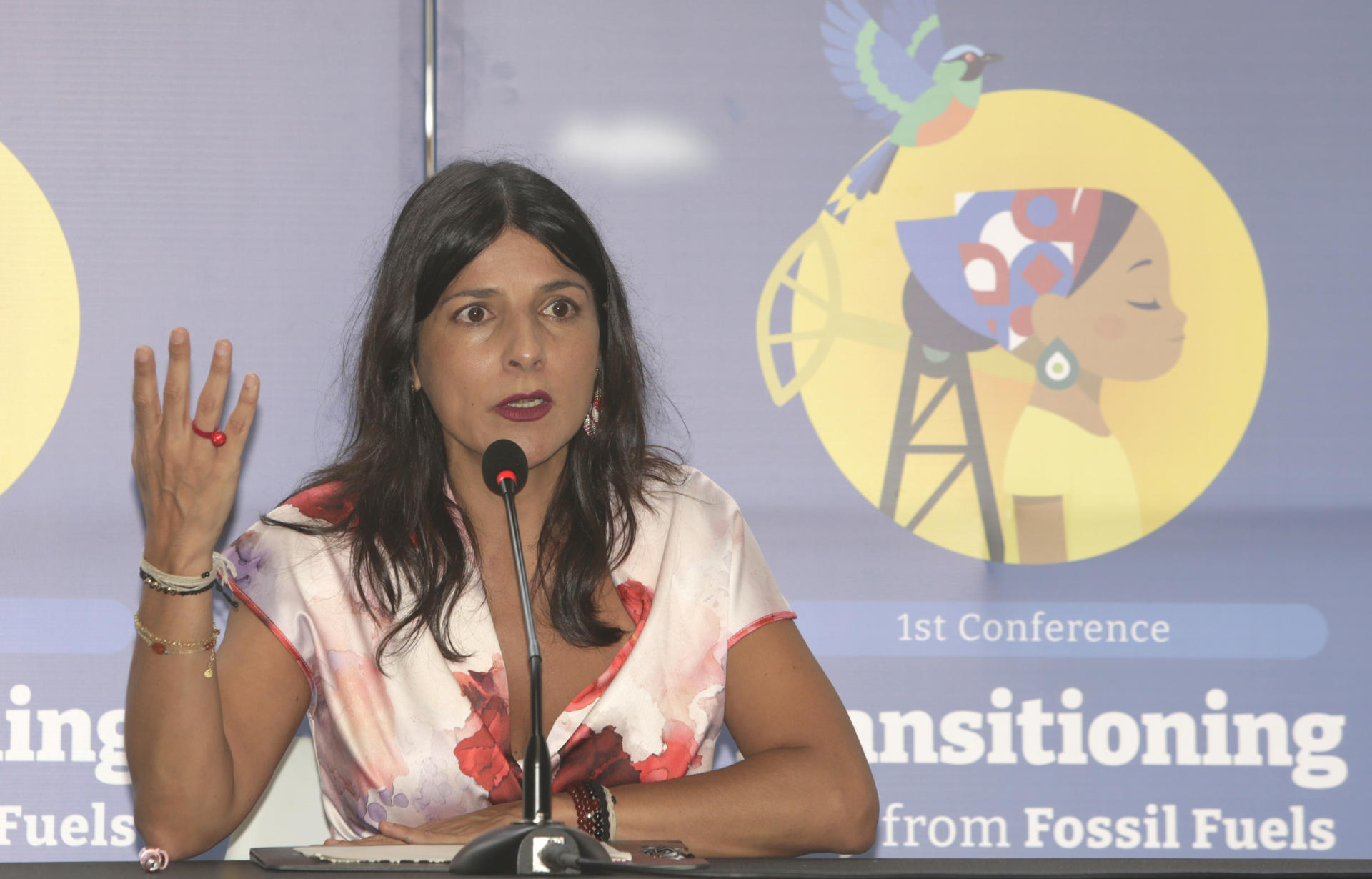 AME6486. SANTA MARTA (COLOMBIA), 24/04/2026.- La ministra de Ambiente de Colombia, Irene Vélez, habla en la rueda de prensa inaugural de la primera Conferencia para la Transición más allá de los Combustibles Fósiles este viernes, en Santa Marta (Colombia). Vélez pidió acelerar la toma de decisiones basadas en la ciencia para impulsar la transición energética, que considera agravada por el contexto geopolítico actual. EFE/ Ricardo Maldonado Rozo