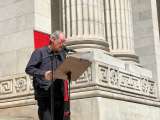 Paul Auster hace una radiografía de un EEUU herido por la violencia de las armas