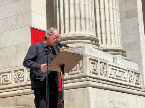 Escritor Paul Auster sigue luchando contra el cáncer, dice su esposa