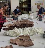 Marcas de moda convierten telas en ropa interior para afectados por el terremoto en Colombia