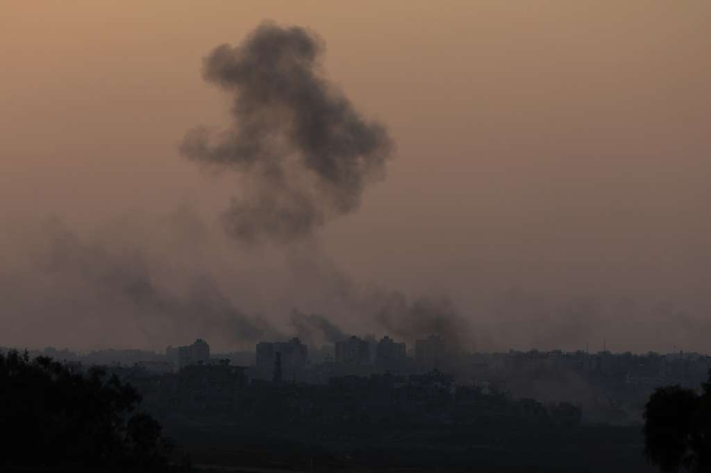 Sderot (Israel), 03/11/2023.- Smoke rises over Beit Hanon in the northern part of the Gaza Strip as a result of an Israeli airstrike, 03 November 2023. More than 9,100 Palestinians and at least 1,400 Israelis have been killed, according to the Israel Defense Forces (IDF) and the Palestinian health authority, since Hamas militants launched an attack against Israel from the Gaza Strip on 07 October, and the Israeli operations in Gaza and the West Bank which followed it. EFE/EPA/ATEF SAFADI