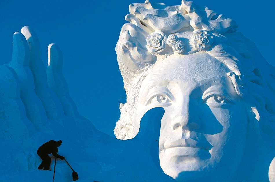 Un trabajador retoca una escultura gigantesca en el Parque de la Isla del Sol, en la ciudad de Harbin (China), ciudad donde el termómetro en invierno puede llegar a temperaturas de hasta 40 grados bajo cero, clima ideal para su tradicional Festival de Nieve y Hielo, que comenzó a celebrar en 1963. El público las disfruta hasta que los primeros calores primaverales las derriten.