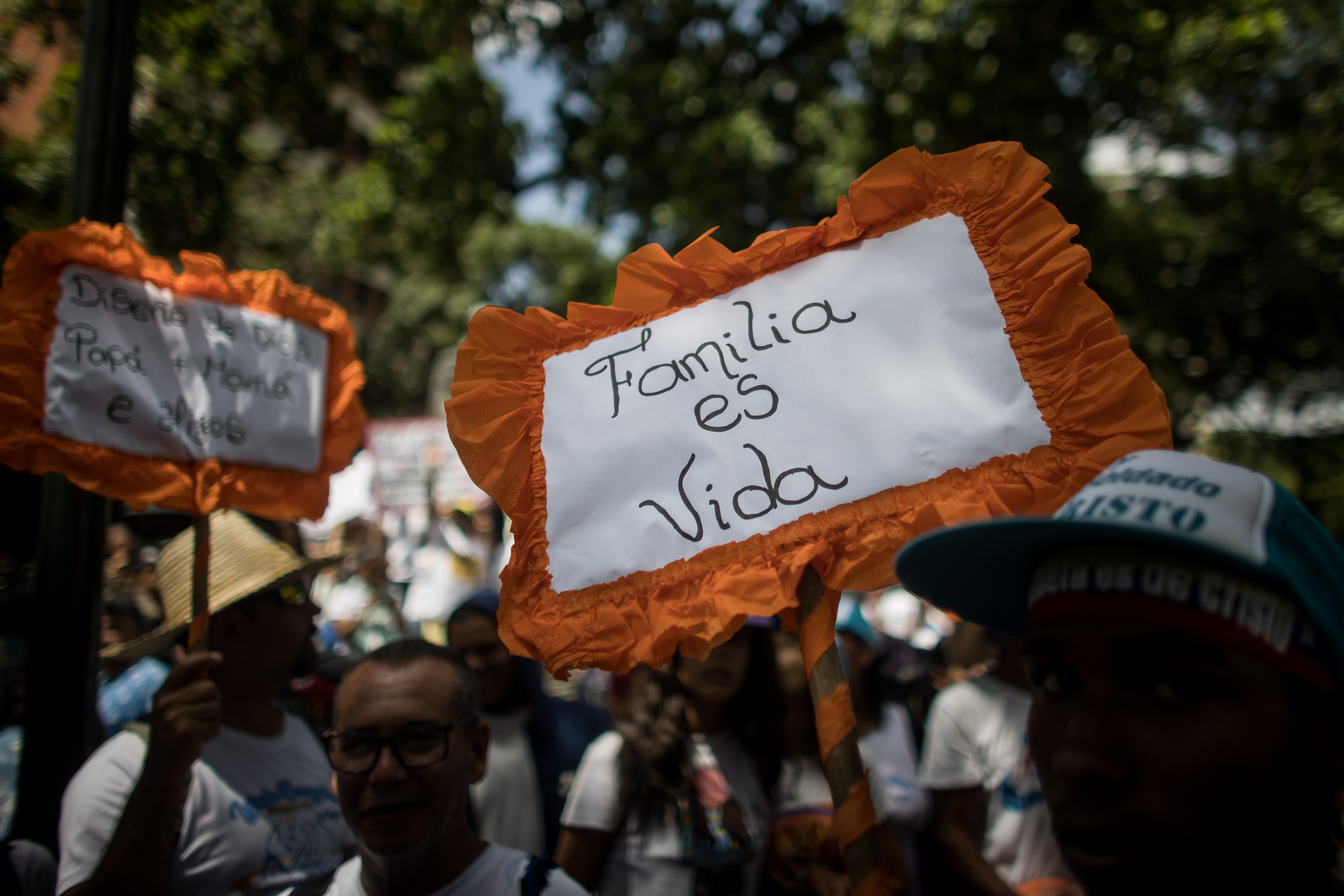 AME4699. CARACAS (VENEZUELA), 21/07/2023.- Un cartel sobresale entre las personas que participan en una manifestación a favor del "diseño original de la familia" y en contra de la denominada ideología de género, el 13 de julio de 2023, en Caracas (Venezuela). Con la Constitución en mano, citando solo las partes que les sirven, organizaciones civiles y religiosas han sacado la artillería en Venezuela en defensa de lo que llaman "la familia original" y en contra de la "ideología de género" o, lo que es lo mismo, quieren frenar cualquier conquista en la lucha feminista y del colectivo LGBTI. EFE/ Miguel Gutiérrez