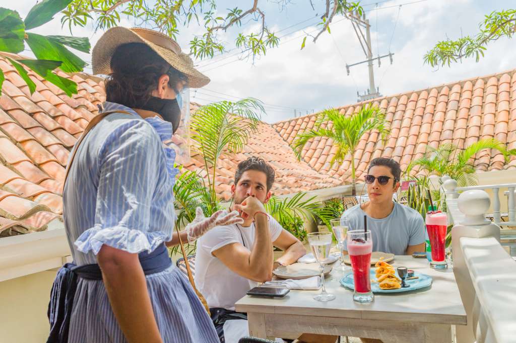 Una forma de aprender, comer rico, conocer la ciudad y contribuir con la economía de cientos de personas que dependen del turismo.