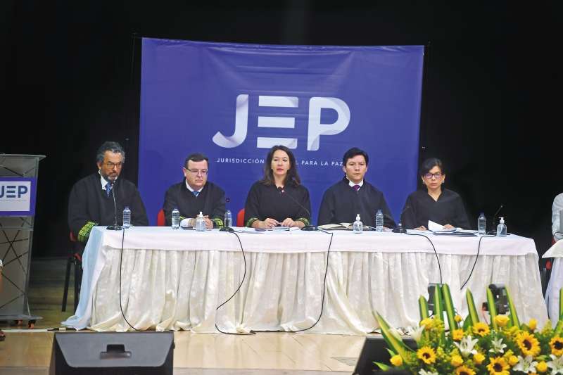 Los magistrados de la Sala de Reconocimiento y Verdad de la JEP. De izquierda a derecha: Rodrigo Vidal, Alejandro Ramelli, Catalina Díaz, Óscar Parra y Lily Rueda. / Óscar Pérez