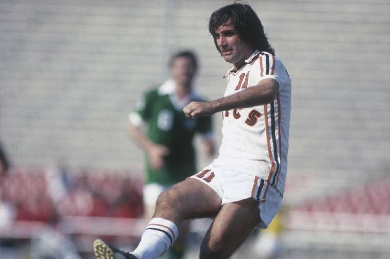 George Best es leyenda del Manchester United, con el que jugó entre 1963 y 1974 y ganó dos títulos de primera división y una Copa de Europa. Se retiró en 1984 con el Tobermore United, de su país. / Getty Images