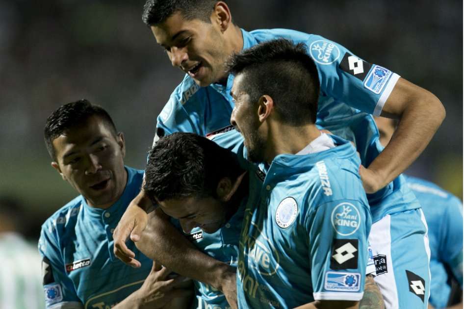 Los jugadores de Belgrano de Córdoba celebran uno de los goles en la victoria sobre Coritiba. / EFE