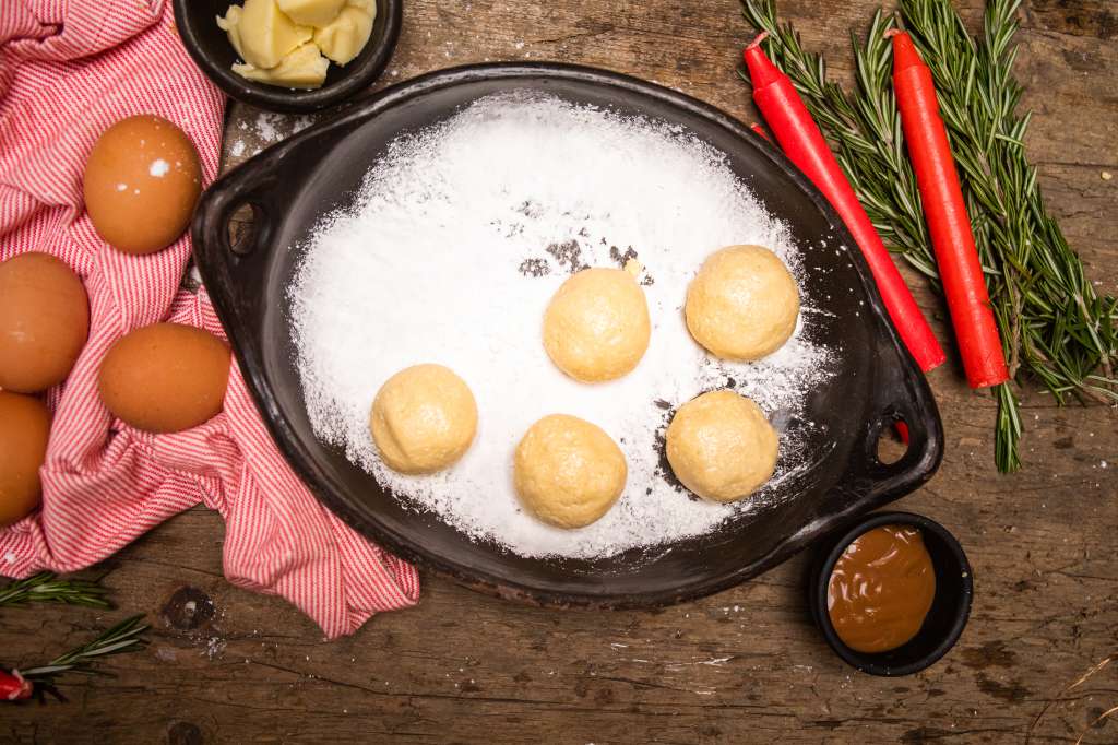 Buñuelos rellenos de arequipe y queso mozzarella