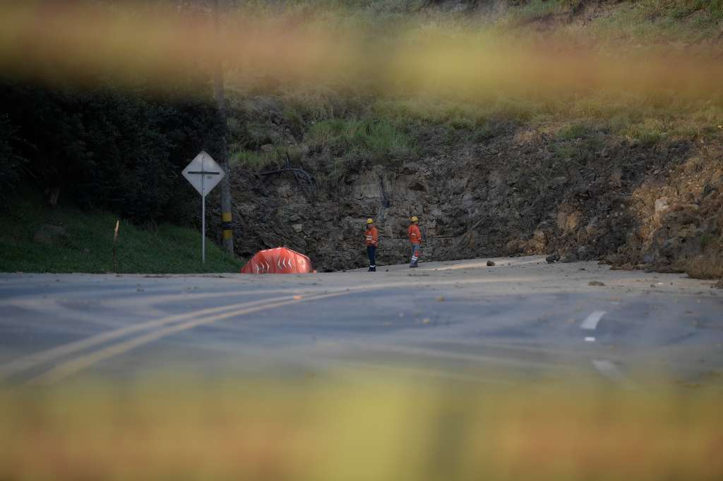Derrumbe en Chipaque en el sector de cuatro carriles, desde el kilómetro 18+300 hasta el k18+600, vía Bogotá - Villavicencio.