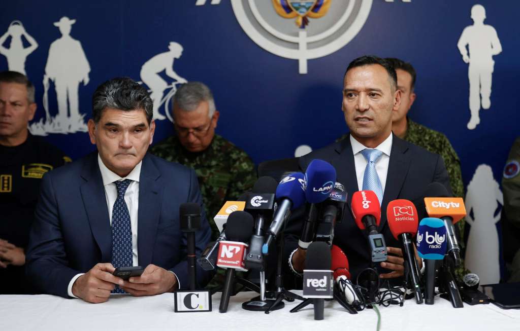 AME3624. BOGOTÁ (COLOMBIA), 26/08/2025.- El procurador general, Gregorio Eljach (i), y el ministro de Defensa de Colombia, Pedro Sánchez, asisten a una rueda de prensa este martes, en Bogotá (Colombia). Sánchez informó que 34 militares del Ejército fueron secuestrados durante la operación militar en la que fue abatido un cabecilla de las disidencias de las FARC en una zona rural de El Retorno, en el departamento del Guaviare. EFE/ Mauricio Dueñas Castañeda