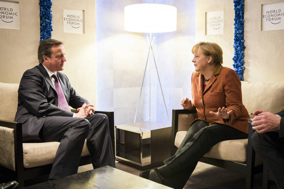 El primer ministro británico, David Cameron, junto con la canciller alemana Ángela Merkel, en el Foro Económico Mundial en Davos (Suiza). / AFP