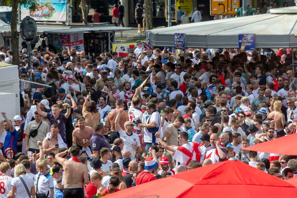 Berlin (Germany), 14/07/2024.- English soccer fans gather at a fan meeting at Breitscheidplatz to march towards the Olympic Stadium for the UEFA EURO 2024 final match between Spain and England in Berlin, Germany, 14 July 2024. (Alemania, España) EFE/EPA/Christian Thiel