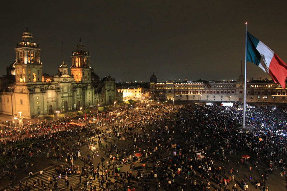 Jueves 20 de noviembre, Ciudad de México: miles de personas protestan en el Zócalo en solidaridad con los 43 estudiantes desaparecidos. / EFE