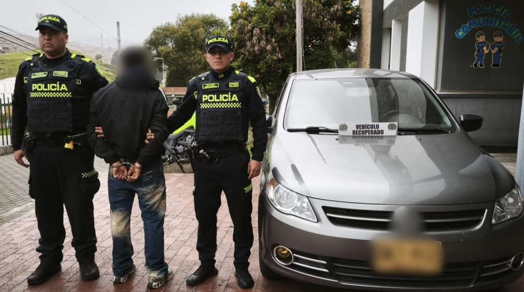 El sujeto, amparado con el beneficio de casa por cárcel, fue capturado tras robar un carro particular a mano armada y emprender la huida desde la localidad de Rafael Uribe Uribe hasta el sector de Yomasa, en Usme.