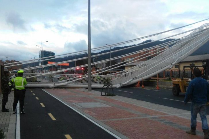 Habrían sido 80 los soldados que estaban en el puente peatonal cuando se desplomó
